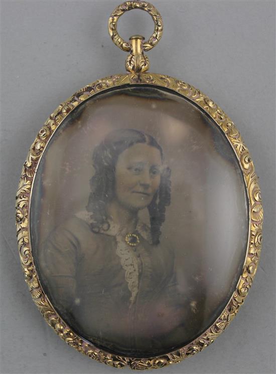 An oval Victorian daguerreotype mourning pendant, overall 3.25in. including hanging loop